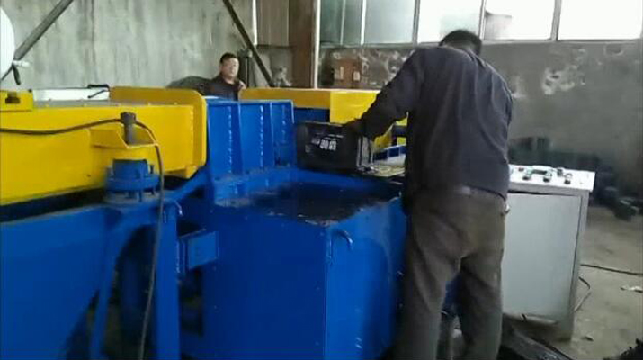 鉛酸電池拆解全過程，全自動(dòng)，省時(shí)省力