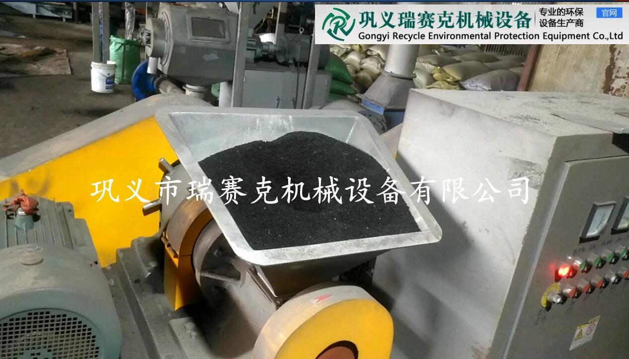 遼寧精細(xì)膠粉磨粉機(jī)組現(xiàn)場(chǎng)_橡膠磨粉機(jī)組