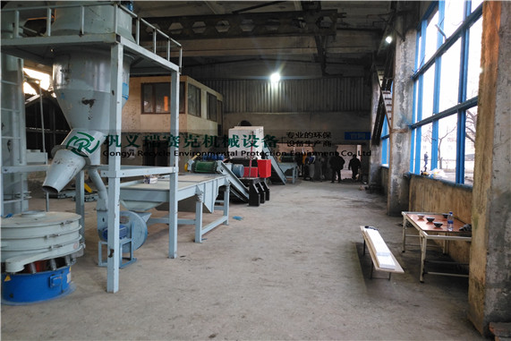 廣東汕頭廢輪胎橡膠顆粒生產(chǎn)設(shè)備投產(chǎn)現(xiàn)場(chǎng)